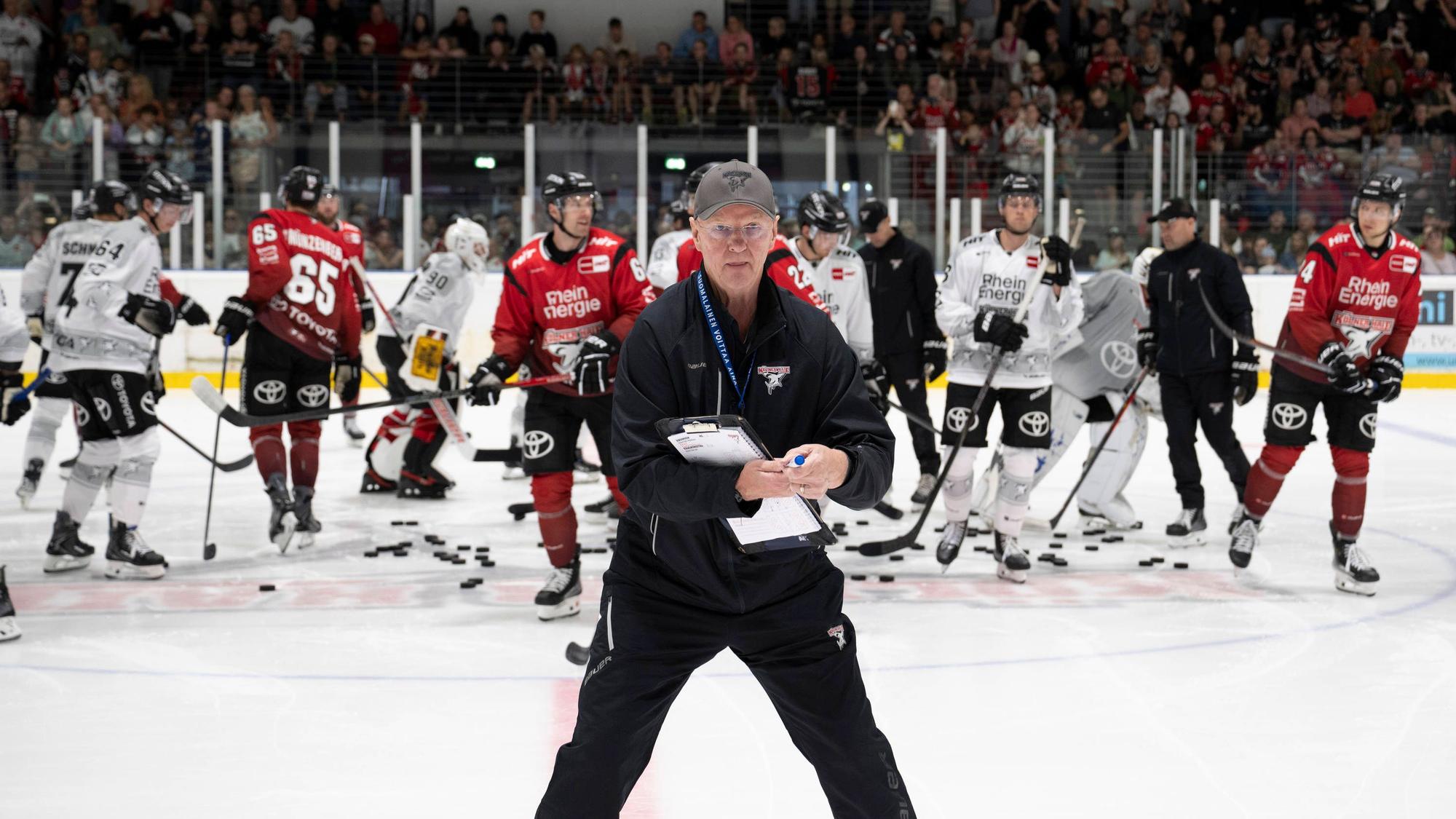 PENNY DEL 1 Trainingsauftakt Kölner Haie Köln, 10.08.2025 Kari Jalonen Kölner Haie, trainer erklärt der Mannschaft seine Vorstellung vom heutigen Training PENNY DEL 1 Trainingsauftakt Kölner Haie am 10.08.2025 in der KA2 in Köln Deutschland. *** PENNY DEL 1 Trainingsauftakt Kölner Haie Köln, 10 08 2025 Kari Jalonen Kölner Haie, trainer explains his idea of todays training to the team PENNY DEL 1 Trainingsauftakt Kölner Haie on 10 08 2025 at KA2 in Cologne Germany Copyright: xBEAUTIFULxSPORTS/AndreasxDickx