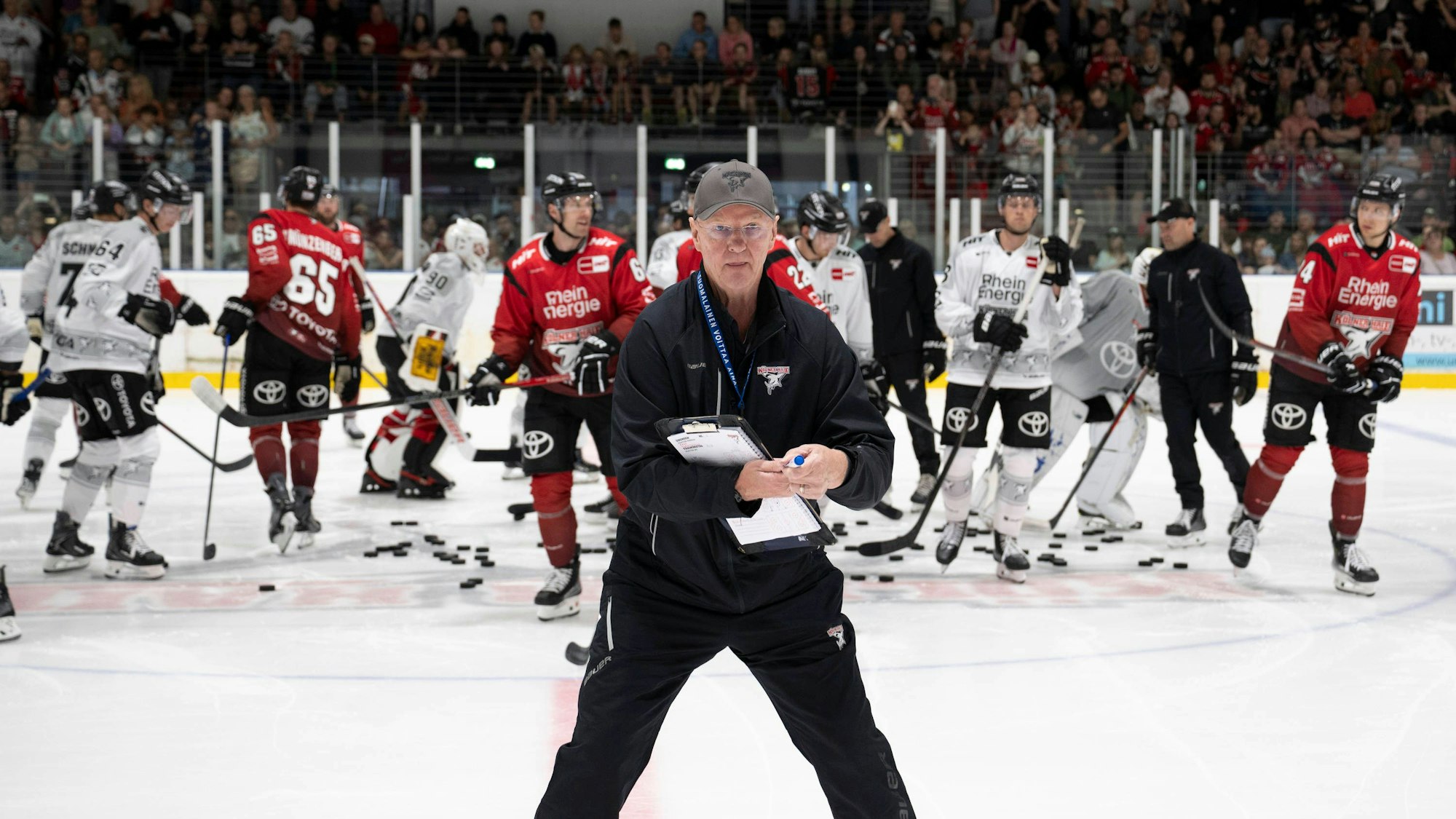 PENNY DEL 1 Trainingsauftakt Kölner Haie Köln, 10.08.2025 Kari Jalonen Kölner Haie, trainer erklärt der Mannschaft seine Vorstellung vom heutigen Training PENNY DEL 1 Trainingsauftakt Kölner Haie am 10.08.2025 in der KA2 in Köln Deutschland. *** PENNY DEL 1 Trainingsauftakt Kölner Haie Köln, 10 08 2025 Kari Jalonen Kölner Haie, trainer explains his idea of todays training to the team PENNY DEL 1 Trainingsauftakt Kölner Haie on 10 08 2025 at KA2 in Cologne Germany Copyright: xBEAUTIFULxSPORTS/AndreasxDickx