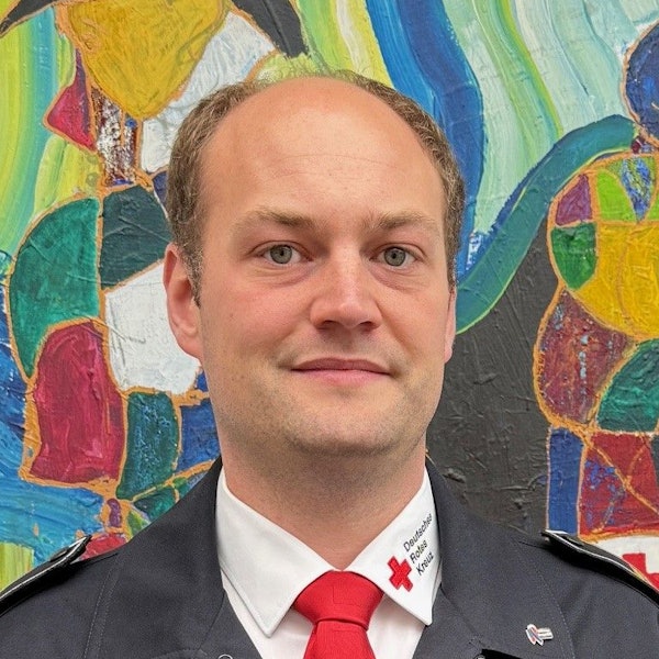 Porträtfoto vor einer bunten Wand