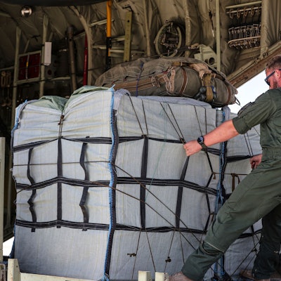 Angehörige der französischen Luftwaffe beladen ein Flugzeug vom Typ C-130 mit Containern für humanitäre Hilfe, die über dem Gazastreifen abgeworfen werden sollen.