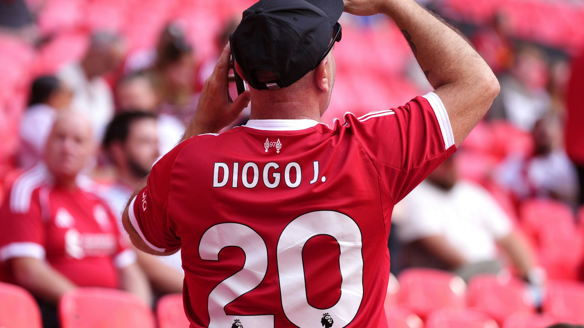 Ein Liverpool-Fan trägt ein Trikot mit der Nummer des verstorbenen Diogo Jota vor dem Spiel.