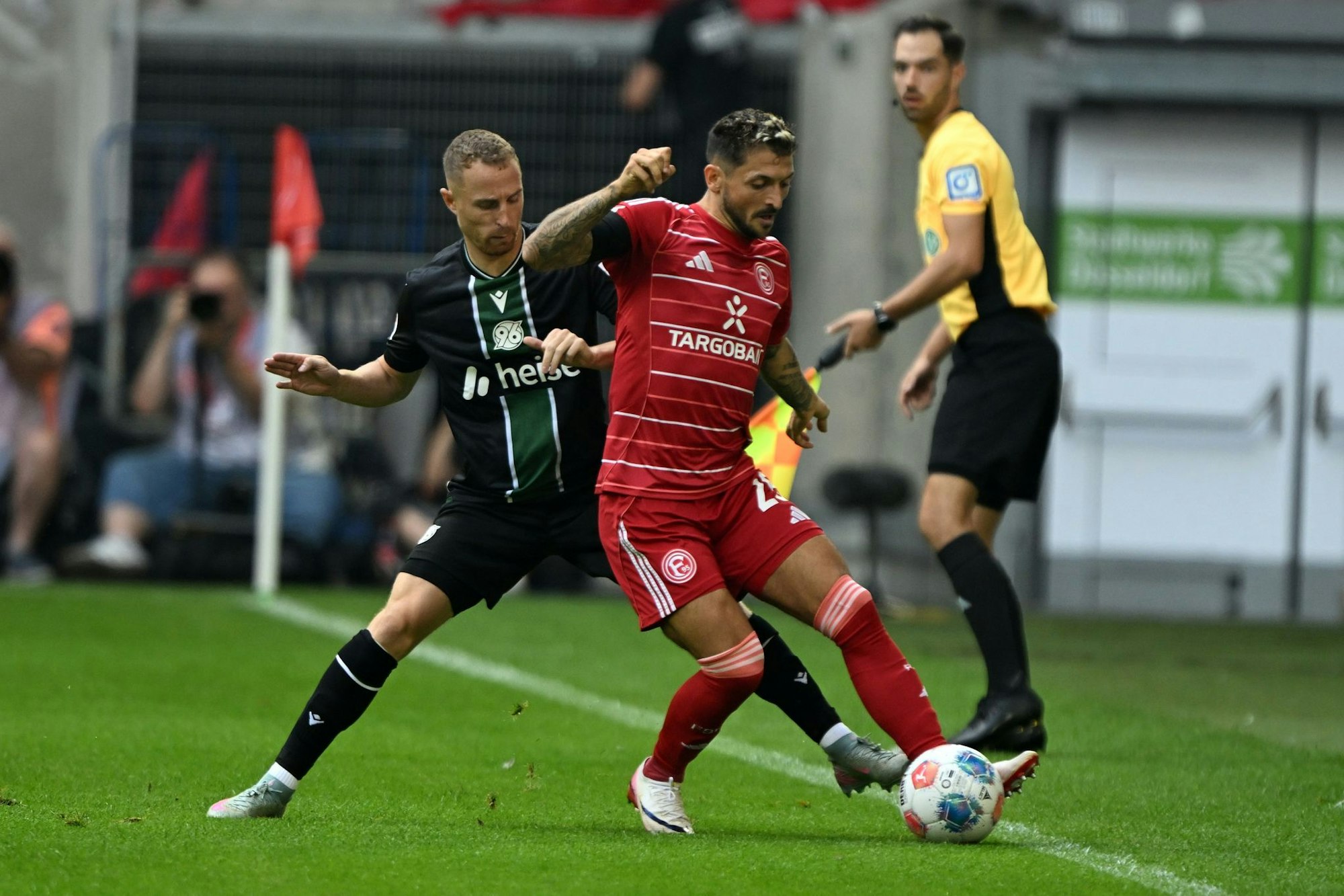 Fortuna Düsseldorf um Matthias Zimmermann (r) lieferte gegen Hannover 96 eine enttäuschende Leistung ab.