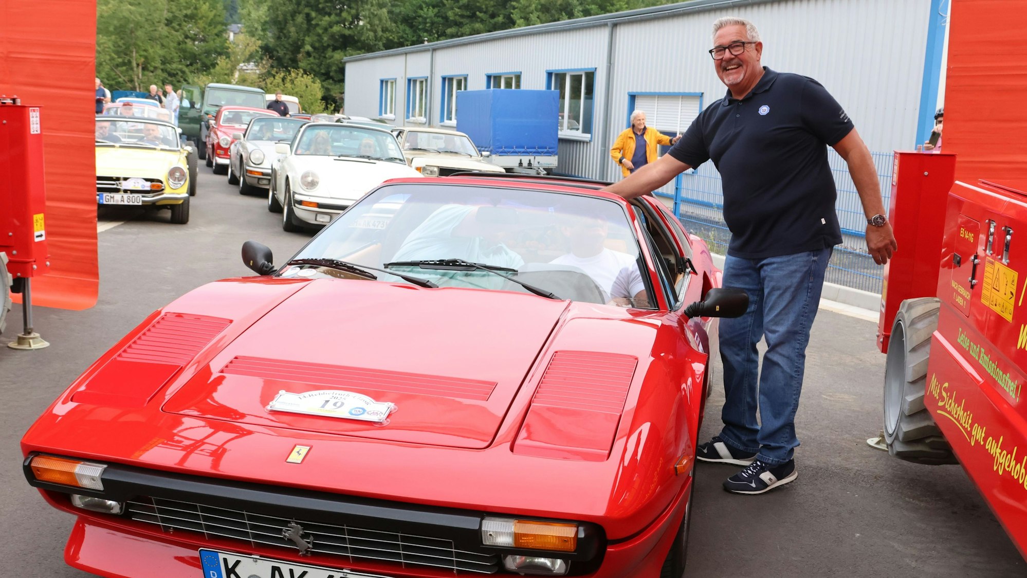 Als erstes Fahrzeug schickte Klaus Klein den roten Ferrari 308 GTS auf die Strecke.