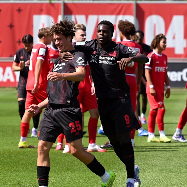 10.08.2025, Fussball-A Jug. Bayer Leverkusen-RW Essen
links: Jonah Bereghoff (Bayer) Torschütze
rechts: Ken Izekor (Bayer)
Foto: Uli Herhaus
