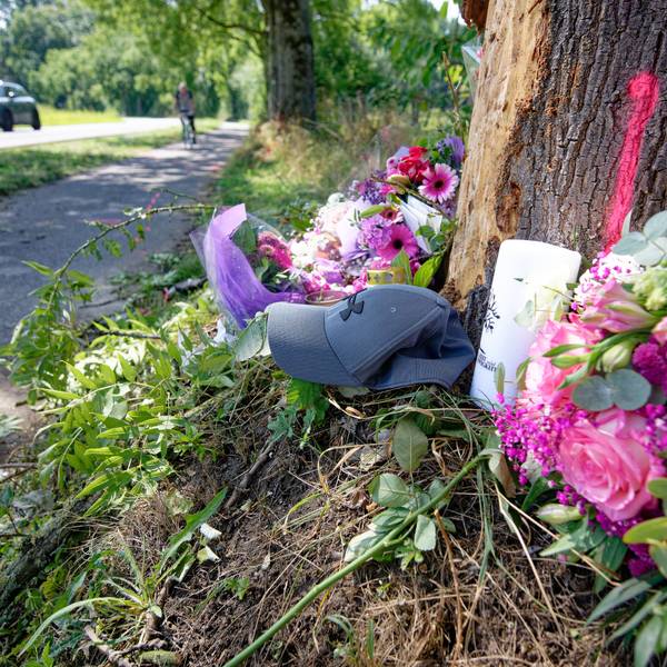 10.08.2025, Nordrhein-Westfalen, Monheim: Blumen, Kerzen und eine Mütze liegen an einer Unfallstelle zwischen Monheim und Düsseldorf. Bei dem Unfall verstarben ein 15-Jährige und eine 17-Jährige. Drei weitere Insassen den Unfallfahrzeuges wurden schwer verletzt. Foto: Henning Kaiser/dpa +++ dpa-Bildfunk +++