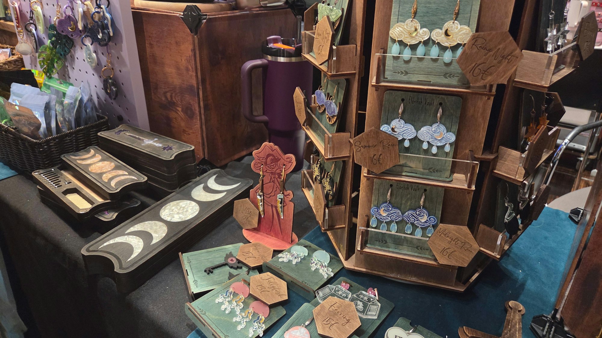 Ani-Con in Siegburg: An den Verkaufsständen der ausgewählten Künstler:innen gibt es reichlich Auswahl für die Con-Besucher. Mit sehr viel Liebe zum Detail und in Handarbeit werden die Artikel hergestellt.