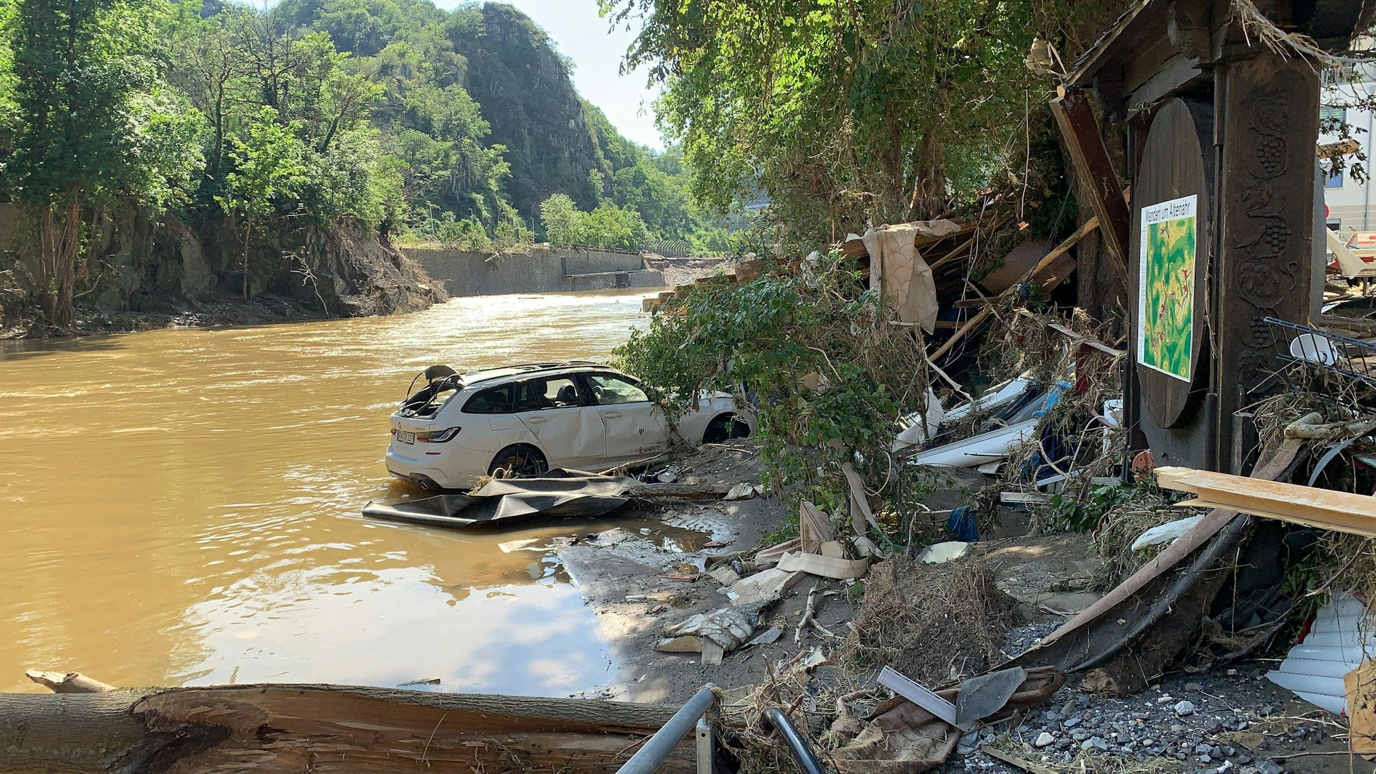 Auch Autos wurden in der Unglücknacht von den Fluten der Ahr weggespült.