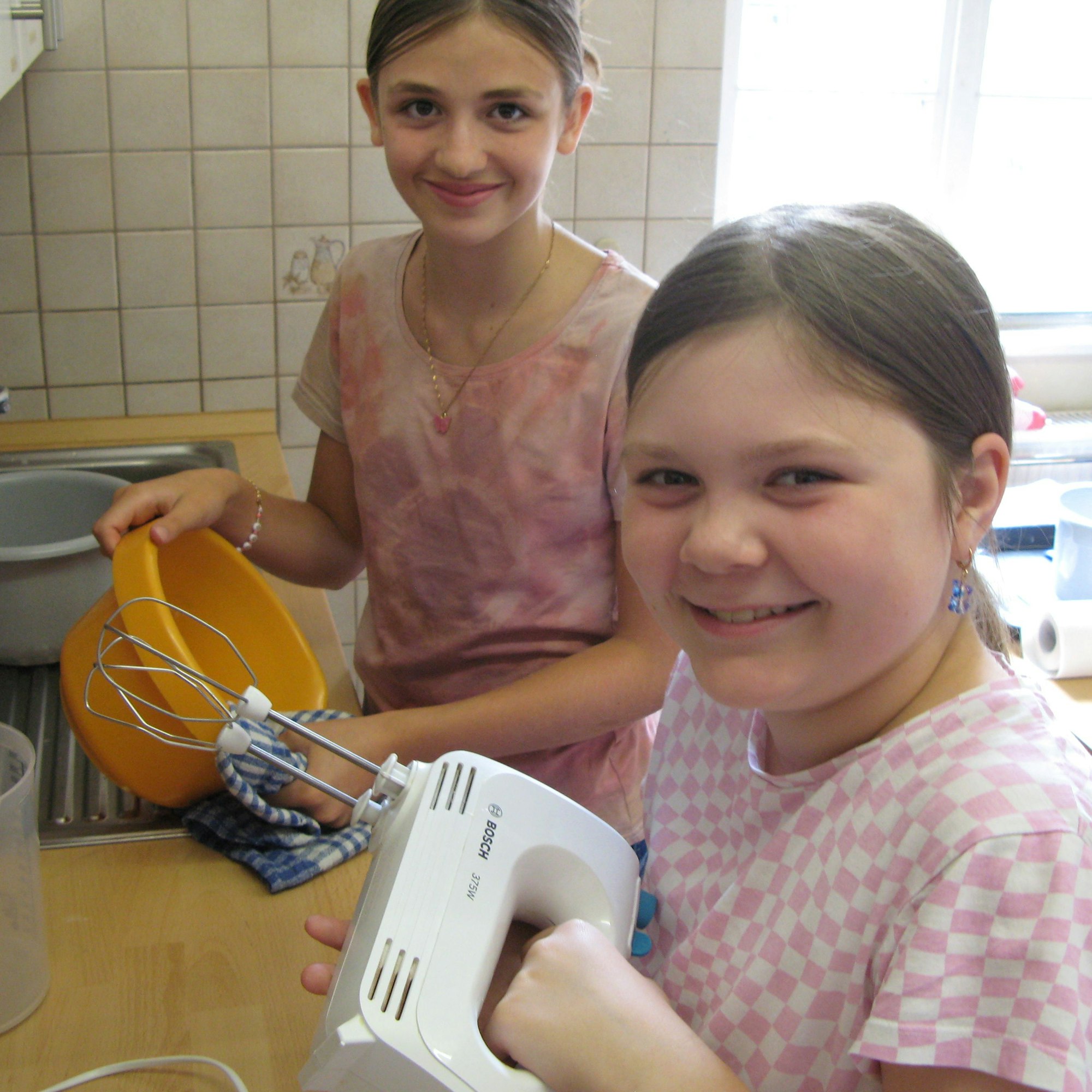 Hannah (l.) und Mia bildeten ein Team an der Rührschüssel.