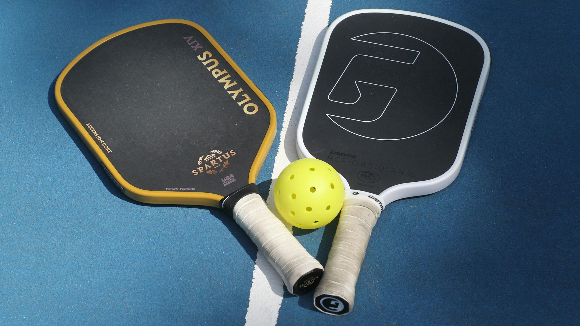 Die Schläger sind häufig aus Holz. Der Ball besteht aus Hartplastik und hat 40 Löcher.