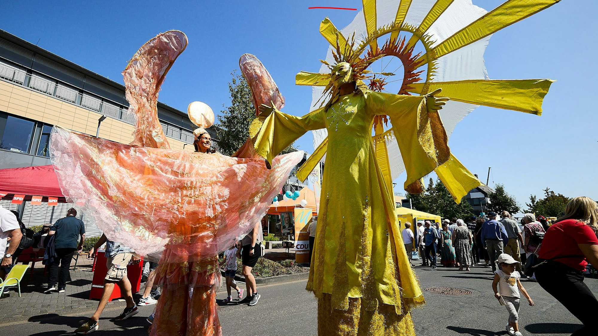 Stelzenläufer des Zülpicher Pan-Tao-Theaters stellen fantastische Wesen dar.