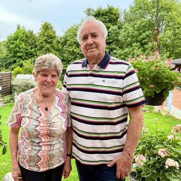 Die beiden Eheleute stehen an ihrem Garten , im Hintergrund ist viel Grün.