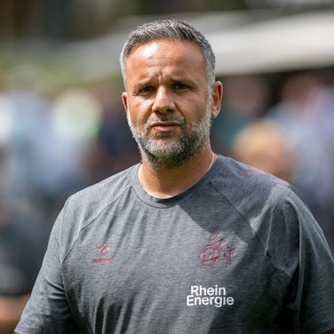 Fussball, Saison 2025/2026, Regionalliga West, 26.07.2025, 01. Spieltag, Herren, 1.FC Bocholt weiss vs. 1.FC Koeln U23 rot /// Evangelos Sbonias Trainer 1. FC Koeln U23 Bocholt Stadion am Huenting Nordrhein-Westfalen Deutschland *** Soccer, Season 2025 2026, Regionalliga West, 26 07 2025, 01 Matchday, Men, 1 FC Bocholt white vs 1 FC Koeln U23 red Evangelos Sbonias Coach 1 FC Koeln U23 Bocholt Stadion am Huenting Nordrhein Westfalen Germany 250726_fb_1fc-bocholt_1fc-koeln-u23_43049