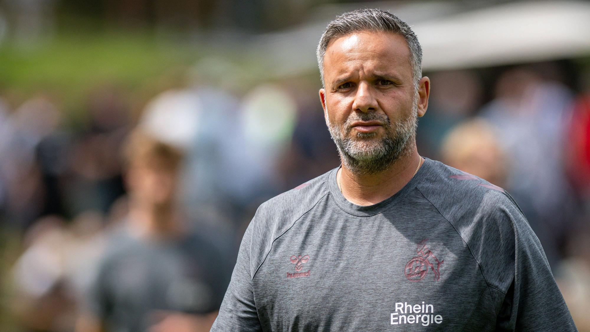 Fussball, Saison 2025/2026, Regionalliga West, 26.07.2025, 01. Spieltag, Herren, 1.FC Bocholt weiss vs. 1.FC Koeln U23 rot /// Evangelos Sbonias Trainer 1. FC Koeln U23 Bocholt Stadion am Huenting Nordrhein-Westfalen Deutschland *** Soccer, Season 2025 2026, Regionalliga West, 26 07 2025, 01 Matchday, Men, 1 FC Bocholt white vs 1 FC Koeln U23 red Evangelos Sbonias Coach 1 FC Koeln U23 Bocholt Stadion am Huenting Nordrhein Westfalen Germany 250726_fb_1fc-bocholt_1fc-koeln-u23_43049