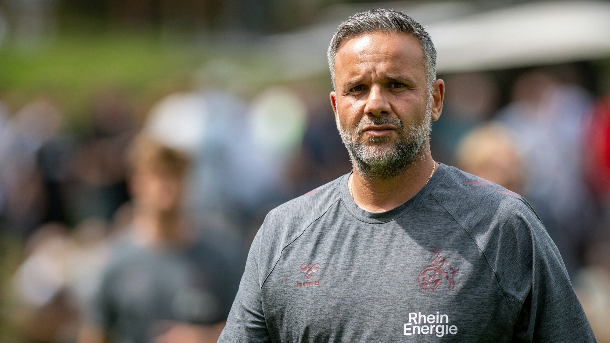 Fussball, Saison 2025/2026, Regionalliga West, 26.07.2025, 01. Spieltag, Herren, 1.FC Bocholt weiss vs. 1.FC Koeln U23 rot /// Evangelos Sbonias Trainer 1. FC Koeln U23 Bocholt Stadion am Huenting Nordrhein-Westfalen Deutschland *** Soccer, Season 2025 2026, Regionalliga West, 26 07 2025, 01 Matchday, Men, 1 FC Bocholt white vs 1 FC Koeln U23 red Evangelos Sbonias Coach 1 FC Koeln U23 Bocholt Stadion am Huenting Nordrhein Westfalen Germany 250726_fb_1fc-bocholt_1fc-koeln-u23_43049