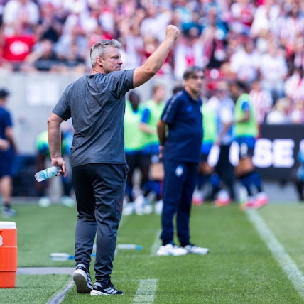 Köln, RheinEnergieStadion, 09.08.2025: Head coach Lukas Kwasniok of Koeln reacts during the friendly match 1.FC Koeln vs. Atalanta Bergamo. *** Cologne, RheinEnergieStadion, 09 08 2025 Head coach Lukas Kwasniok of Koeln reacts during the friendly match 1 FC Koeln vs Atalanta Bergamo