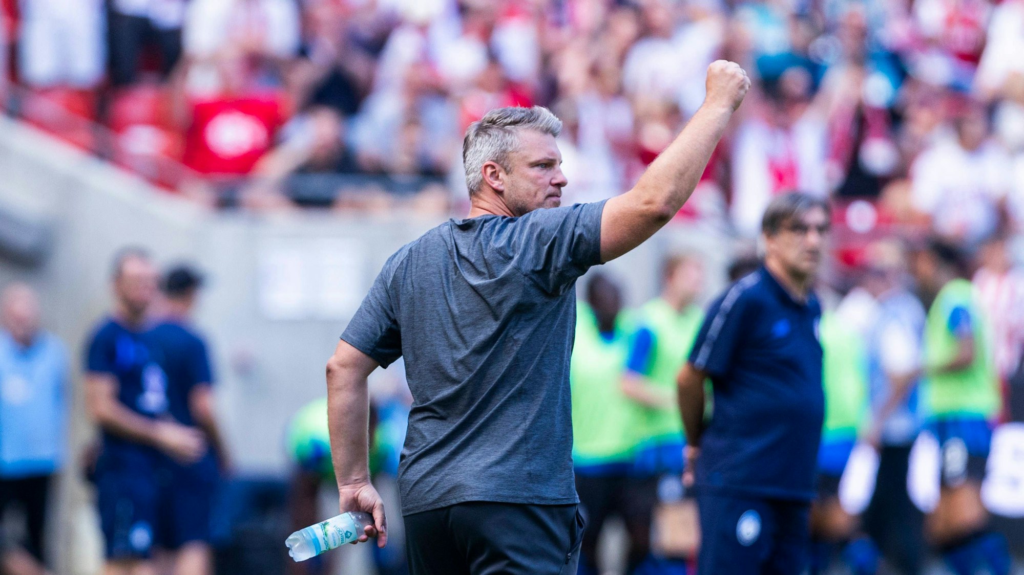 Köln, RheinEnergieStadion, 09.08.2025: Head coach Lukas Kwasniok of Koeln reacts during the friendly match 1.FC Koeln vs. Atalanta Bergamo. *** Cologne, RheinEnergieStadion, 09 08 2025 Head coach Lukas Kwasniok of Koeln reacts during the friendly match 1 FC Koeln vs Atalanta Bergamo