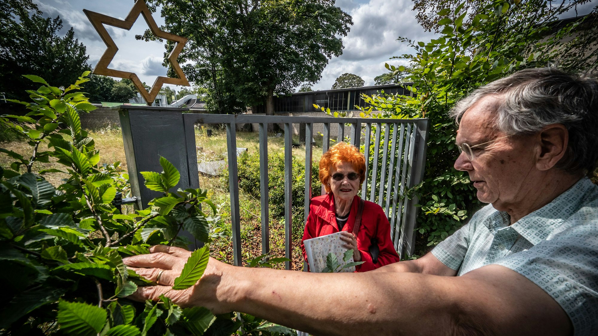 Renate Kretschmer und Günter Junkers beklagen den Zustand des jüdischen Friedhofs an der Robert-Blum-Straße, der seit ein paar Jahren zu verwahrlosen drohe.
