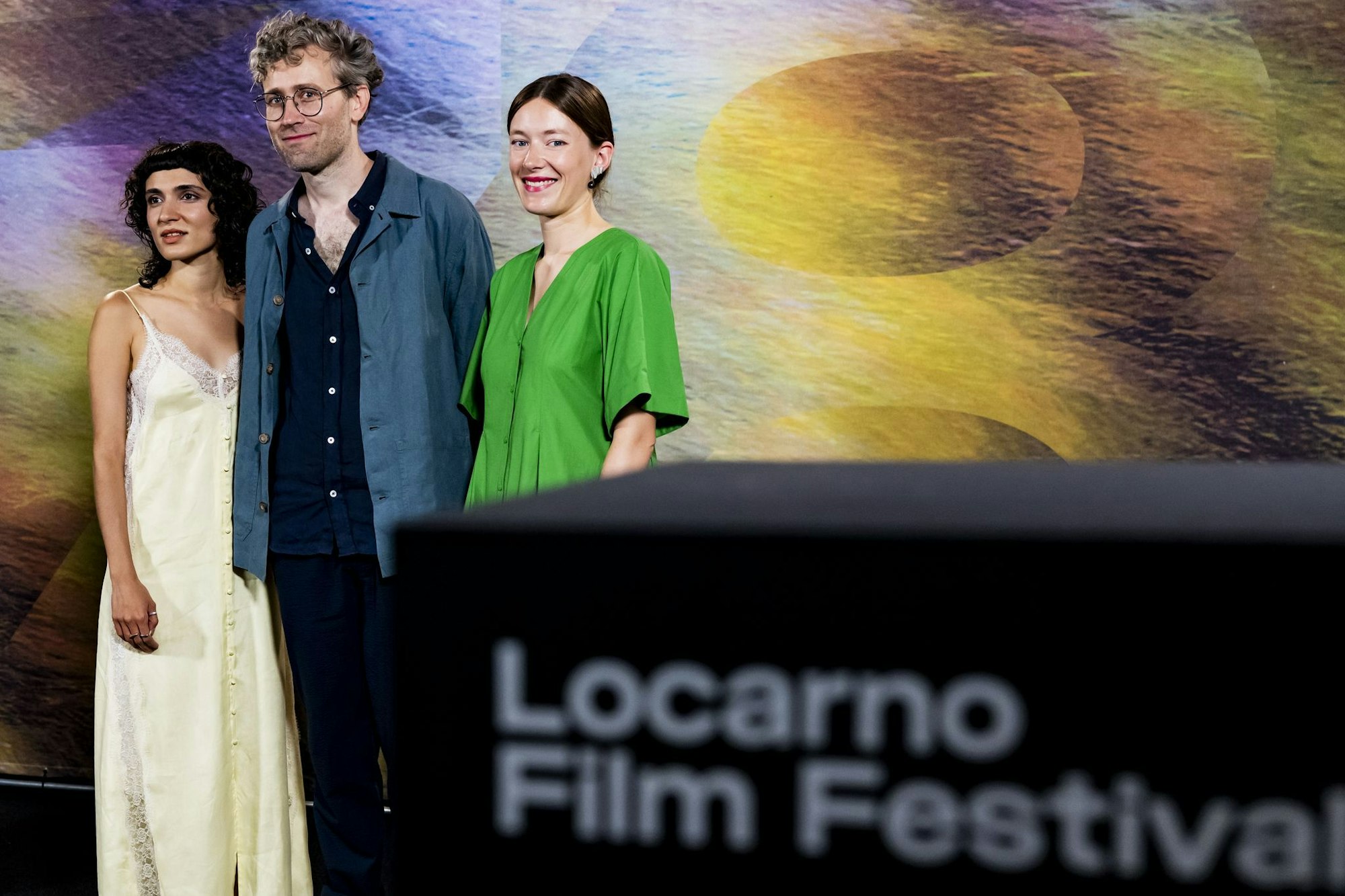 Ihr Film «Sehnsucht in Sangerhausen» gehört ist ein Topfavorit auf den Preis: Regisseur Julian Radlmaier aus Deutschland (Mitte) sowie die Schauspielerinnen Maral Keshavarz (links) und Clara Schwinning.