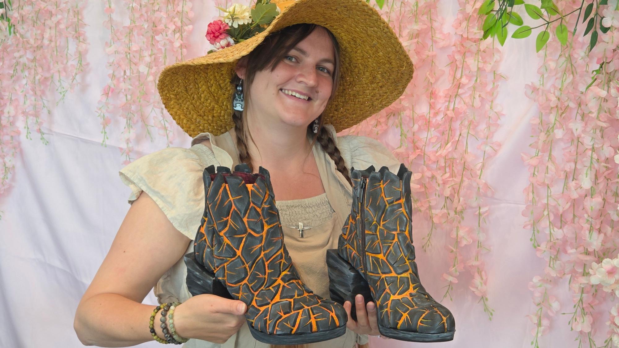 Nadine Weißenfels ist Schustermeisterin in Siegburg und Cosplayerin. Für die Kostüme, aber auch für Theater und als Auftrag gestaltet sie besondere Schuhe, wie diese Magma-Schuhe.