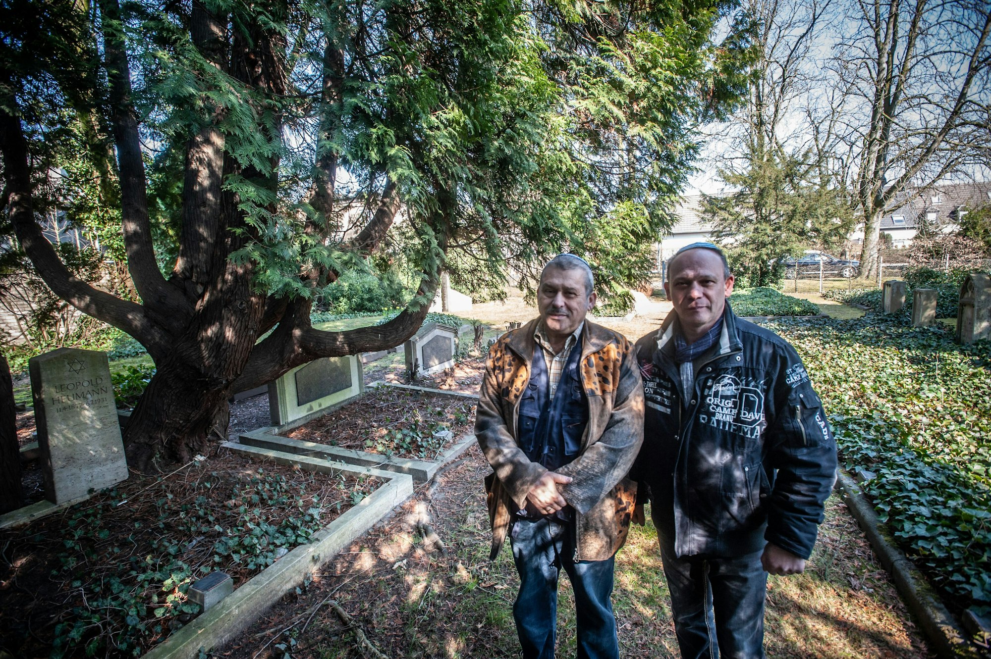 Lev Ismikhanov und Ilja Golub im März 2016 auf dem jüdischen Friedhof. Bild: Ralf Krieger