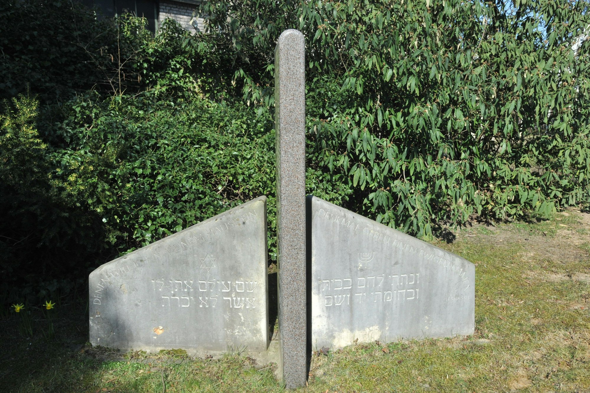 Das Mahnmal mit Steinen, die aus Israel importiert wurden. März 2016 auf dem jüdischen Friedhof. Bild: Ralf Krieger