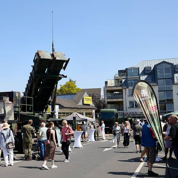 Auf dem Mechernicher Bleibergplatz steht ein Bundeswehr-Lastwagen mit einem Patriotsystem.