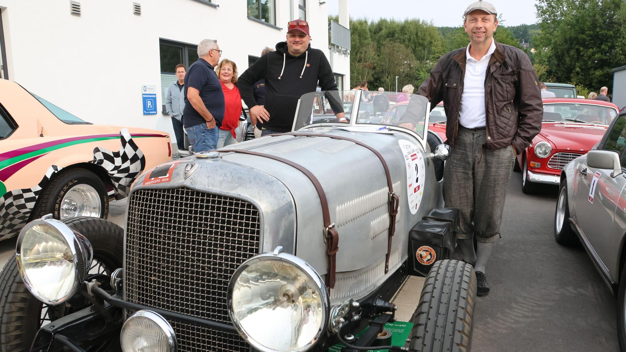 Momentaufnahme: Axel Kamelgan (rechts) und Maik Pauli am Plymouth PD Special von 1933.