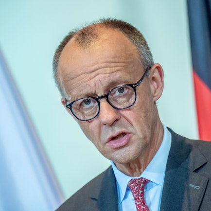 ARCHIV - 22.07.2025, Berlin: Bundeskanzler Friedrich Merz (CDU) spricht bei einer Pressekonferenz mit dem Ministerpräsidenten von Tschechien im Kanzleramt. (zu dpa: «Deutschland stoppt Rüstungsexporte nach Israel teilweise») Foto: Michael Kappeler/dpa +++ dpa-Bildfunk +++