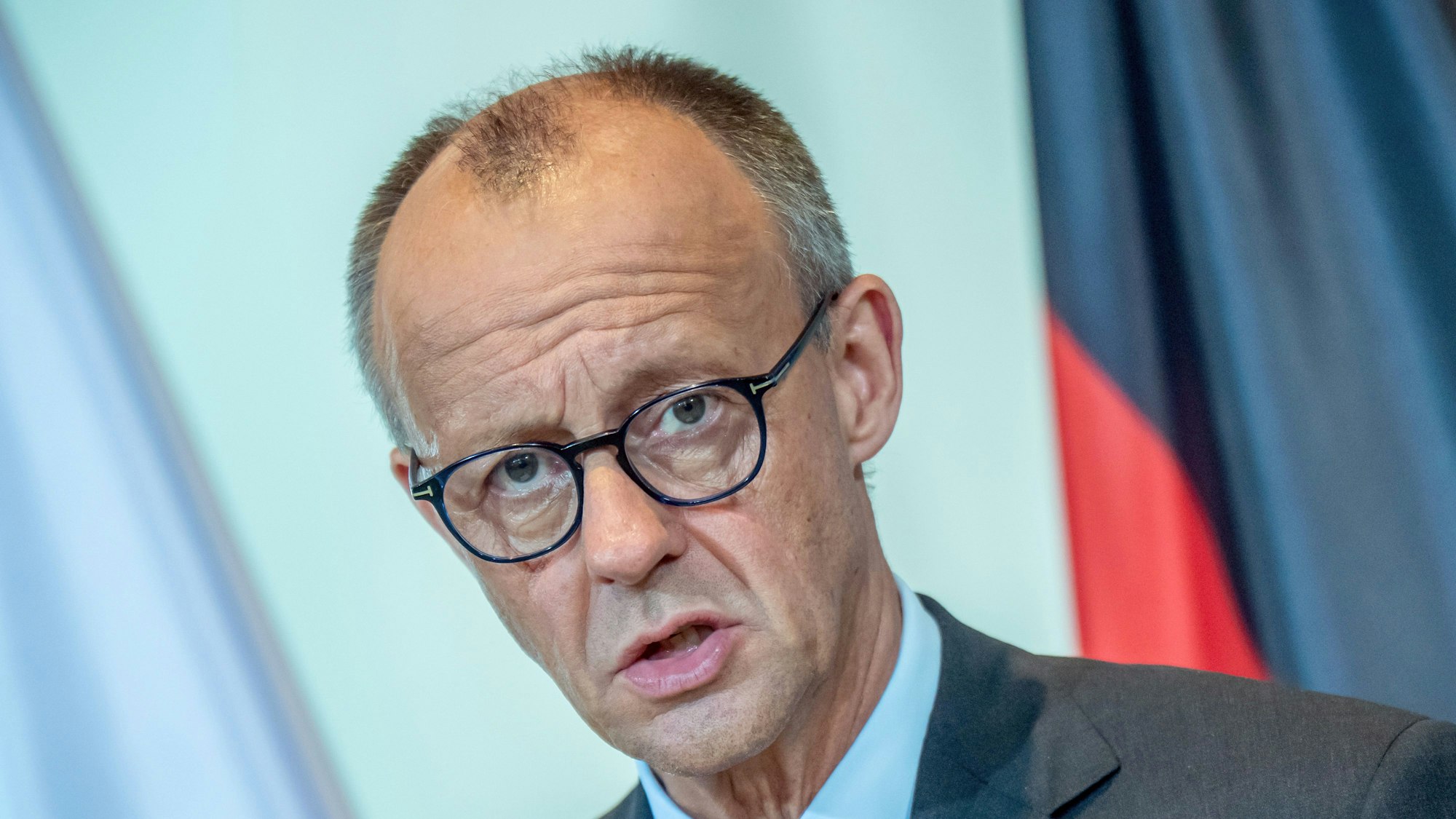 ARCHIV - 22.07.2025, Berlin: Bundeskanzler Friedrich Merz (CDU) spricht bei einer Pressekonferenz mit dem Ministerpräsidenten von Tschechien im Kanzleramt. (zu dpa: «Deutschland stoppt Rüstungsexporte nach Israel teilweise») Foto: Michael Kappeler/dpa +++ dpa-Bildfunk +++