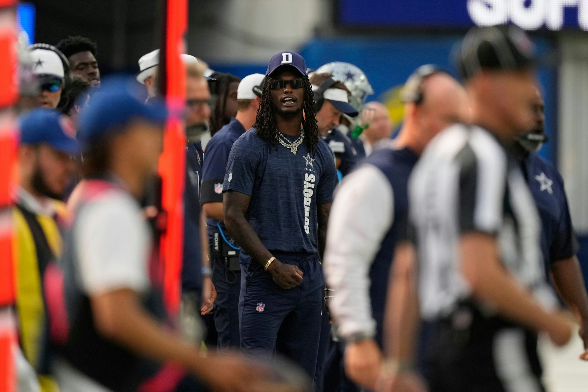 NFL-Profi Lamb (Mitte) wurde von einem Schiedsrichter über den Haufen gerannt.