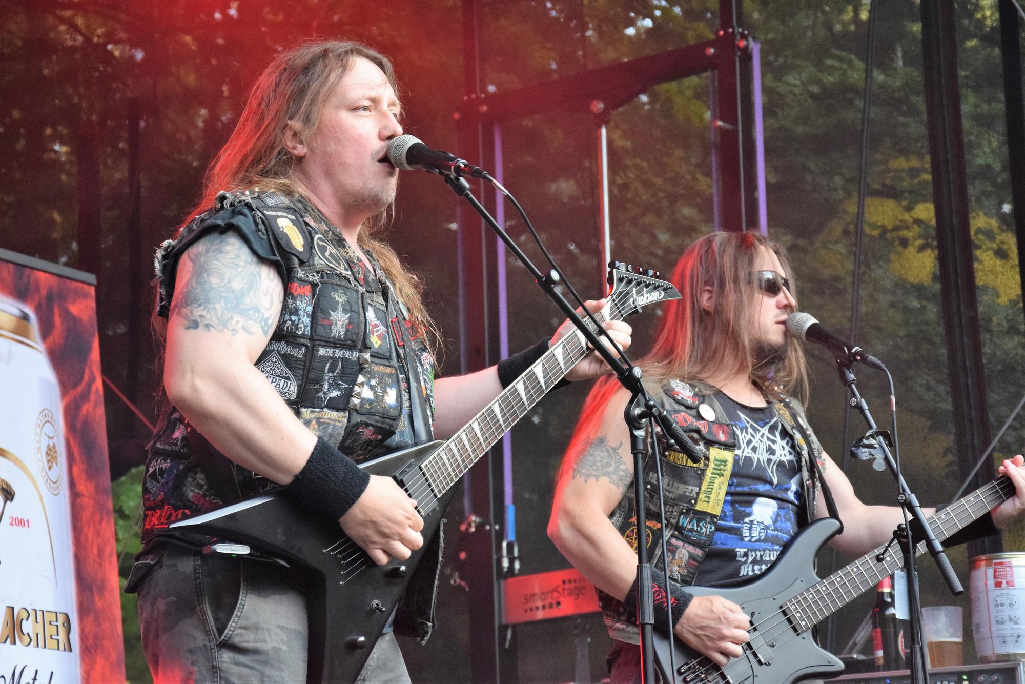 Das Bild zeigt die Band Steelpreacher aus Bayern auf der Bühne im Wald in Frechen-Grefrath.
