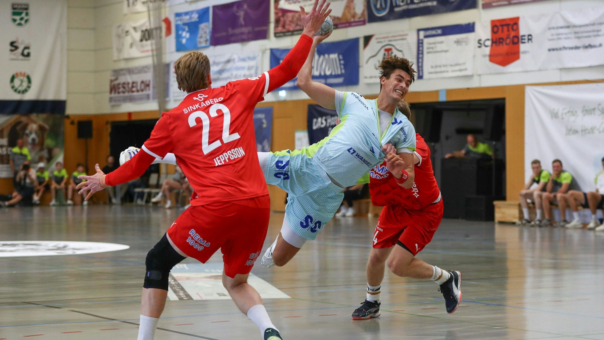 Handballer Julian Köster (VfL Gummersbach) in einer Spielsituation gegen Kolstad.