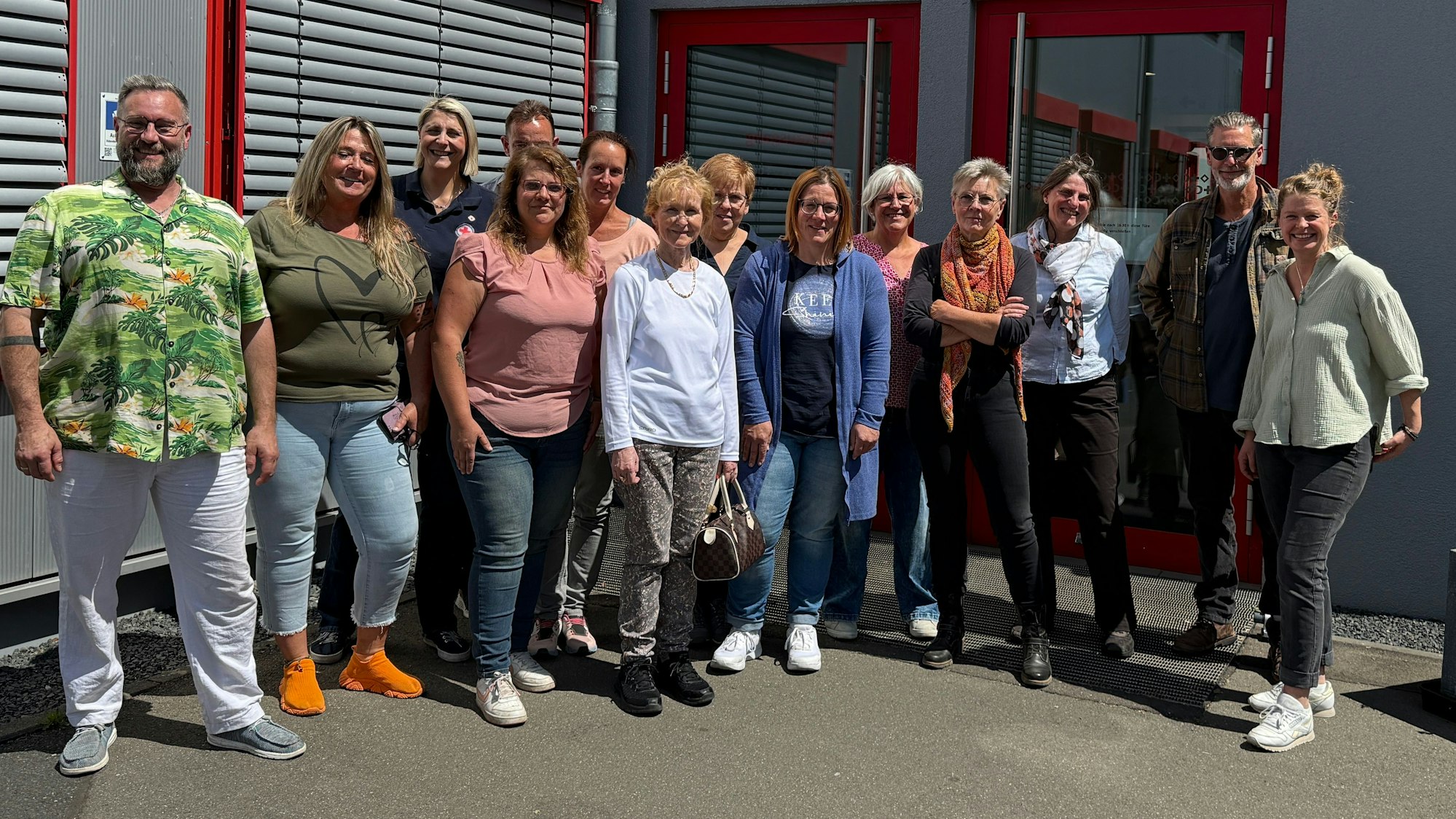 Gruppenfoto der Lehrgangsteilnehmer vor dem Euskirchener DRK-Zentrum.