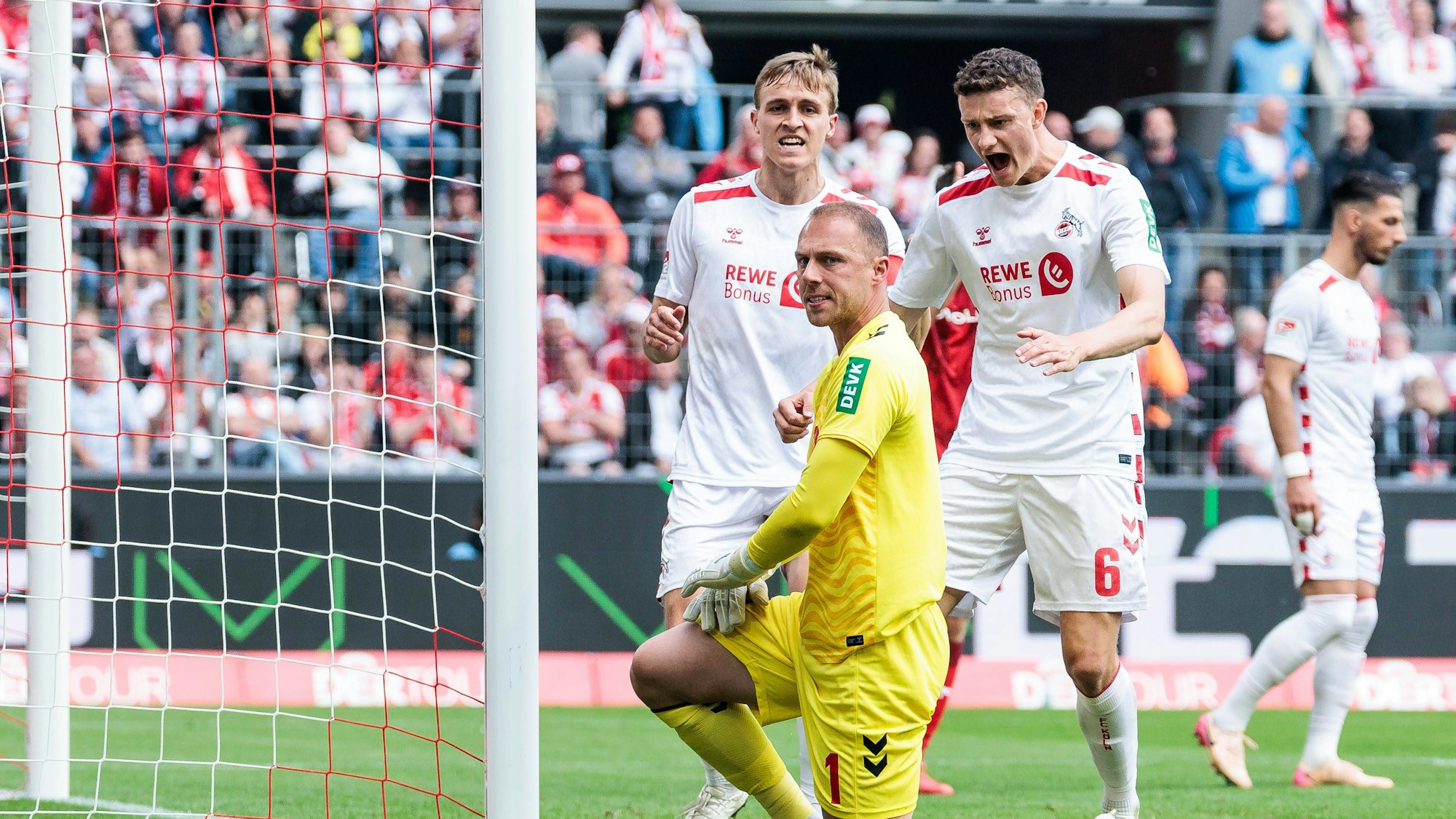 Die FC-Profis Timo Hübers, Marvin Schwäbe und Eric Martel (v.l.n.r.) erhielten bei der Wahl zum Fußballer des Jahres Stimmen (Bild vom 18. Mai 2025).