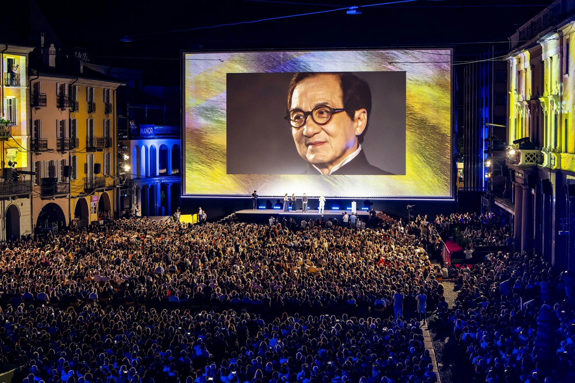 Ehrenpreise werden an Stars wie Schauspieler Jackie Chan («Rush Hour») vergeben - vor einer der abendlichen Freiluft-Galas mit Filmen außerhalb aller Wettbewerbe auf der malerischen Piazza Grande von Locarno.