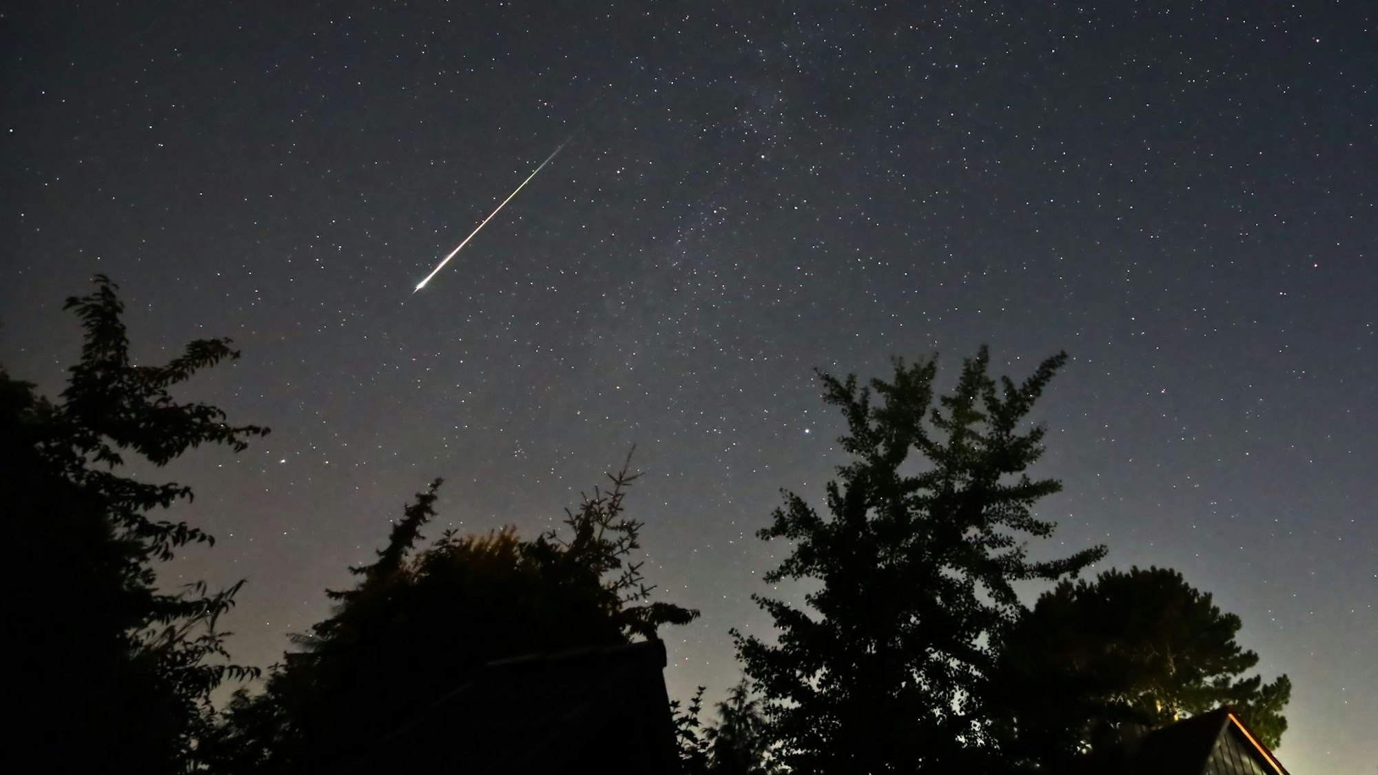 Bild von einer Sternschnuppe am Nachthimmel. (Archivbild)