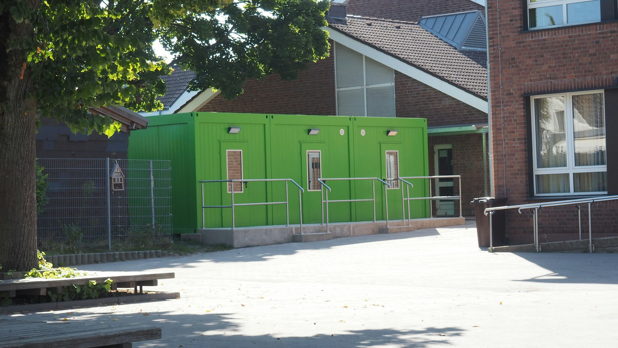 Eine mobile Toilettenanlage auf einem Schulhof.