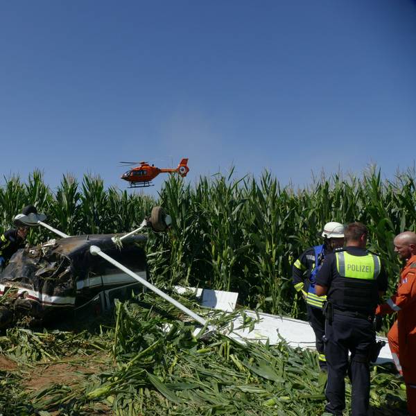 In Lohmar ist ein Flugzeug abgestürzt und blieb auf dem Dach liegen.