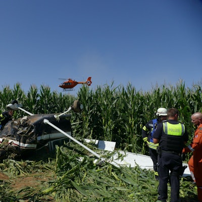 In Lohmar ist ein Flugzeug abgestürzt und blieb auf dem Dach liegen.