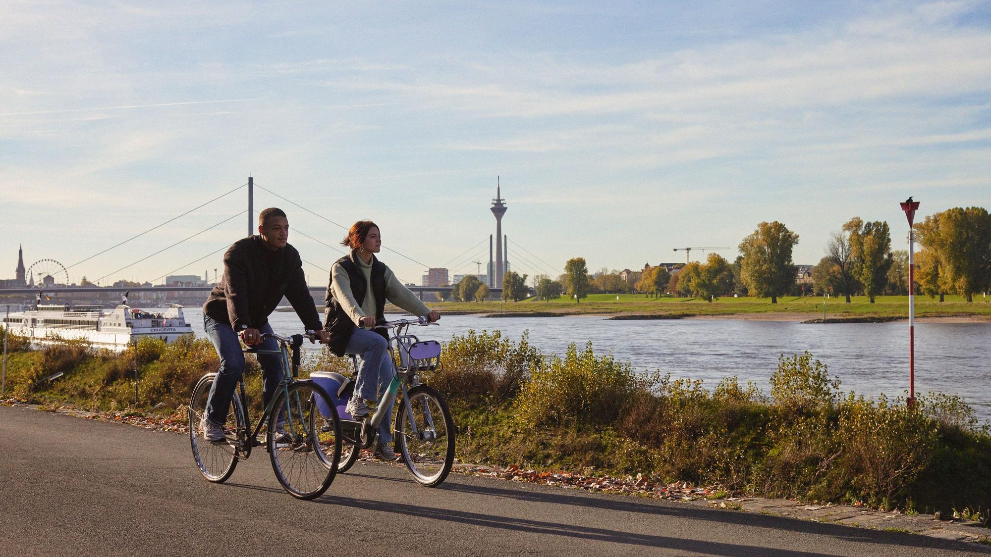 Unter ortskundiger Leitung oder in Eigenregie: NRWs Landeshauptstadt bietet schöne Strecken zum Radfahren. (Archivbild)