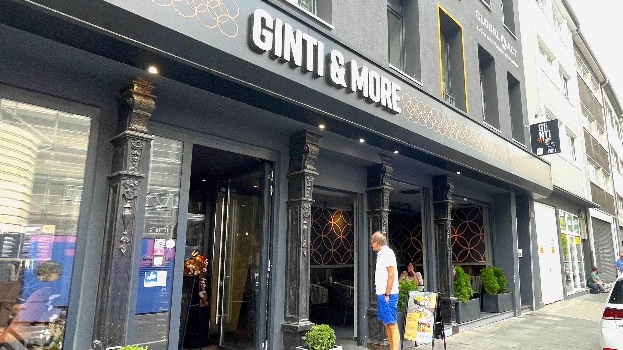 Die Front eines Restaurants mit Namen Ginti & More ist zu sehen.