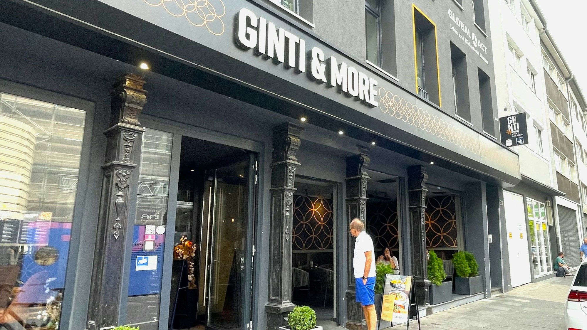 Die Front eines Restaurants mit Namen Ginti & More ist zu sehen.