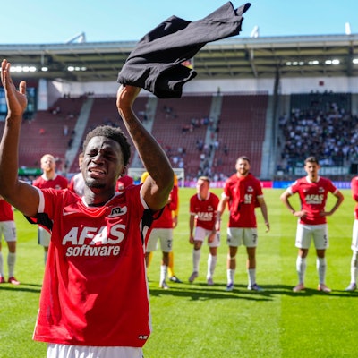 2025-08-10 AZ Alkmaar v FC Groningen - Dutch Eredivisie ALKMAAR, NETHERLANDS - AUGUST 10: Ernest Poku of AZ Alkmaar thanking fans for their support during the Dutch Eredivisie match between AZ Alkmaar and FC Groningen at AFAS Stadion on August 10, 2025 in Alkmaar, Netherlands. Alkmaar AFAS Stadion Netherlands Content not available for redistribution in The Netherlands directly or indirectly through any third parties. Copyright: xEdxvanxdexPolx