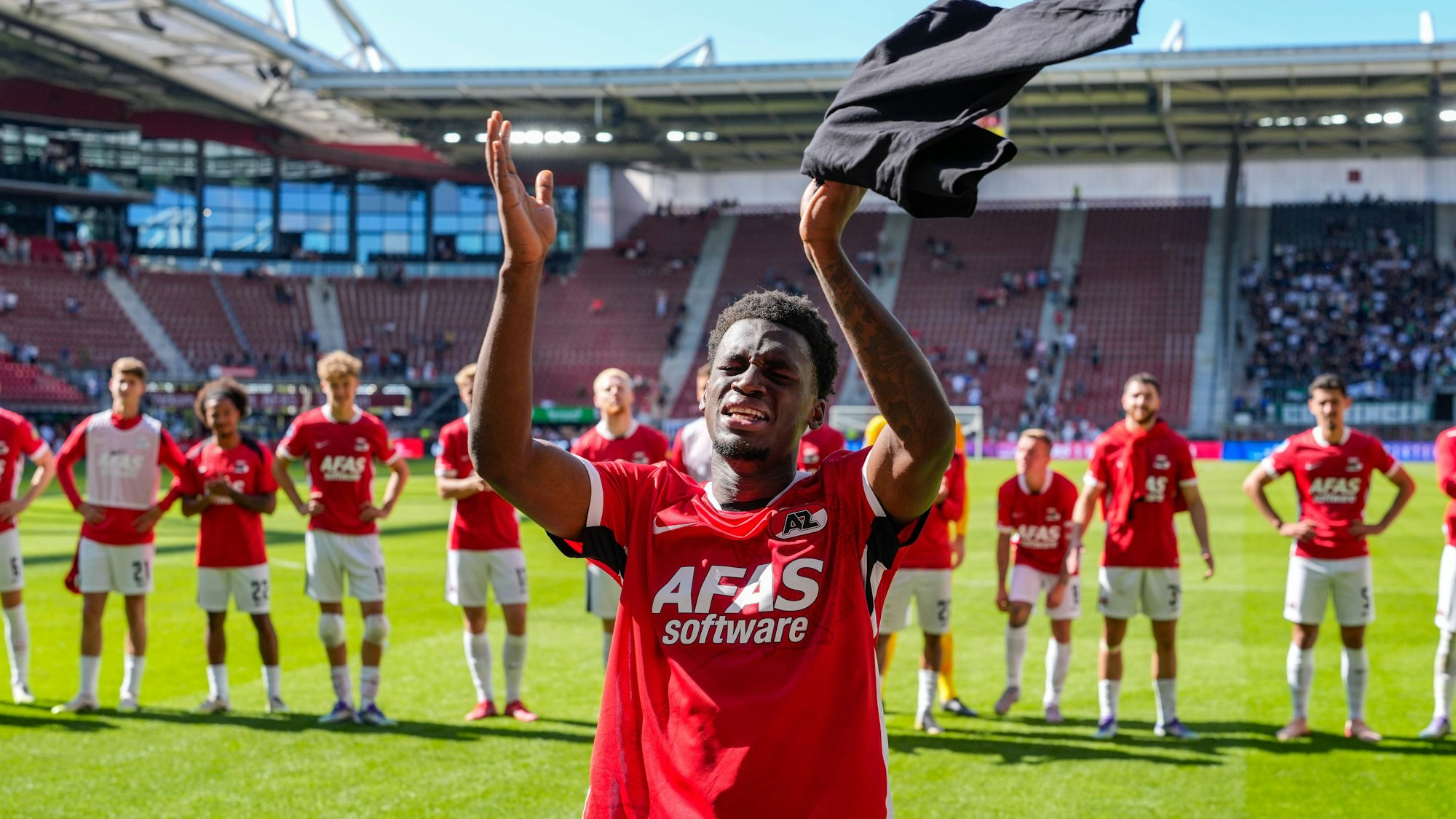 2025-08-10 AZ Alkmaar v FC Groningen - Dutch Eredivisie ALKMAAR, NETHERLANDS - AUGUST 10: Ernest Poku of AZ Alkmaar thanking fans for their support during the Dutch Eredivisie match between AZ Alkmaar and FC Groningen at AFAS Stadion on August 10, 2025 in Alkmaar, Netherlands. Alkmaar AFAS Stadion Netherlands Content not available for redistribution in The Netherlands directly or indirectly through any third parties. Copyright: xEdxvanxdexPolx