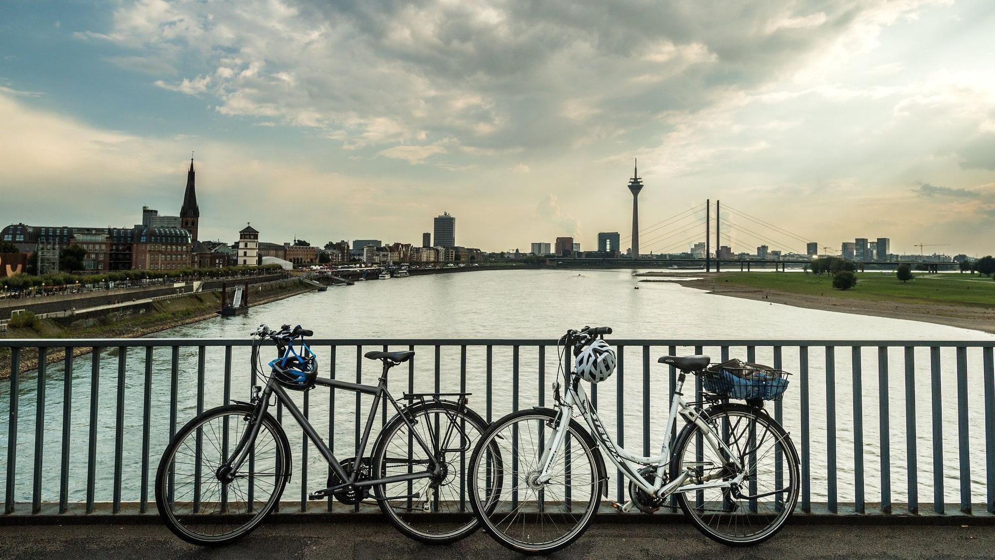 Von Düsseldorf nach Köln (oder andersrum) führt die zweite Etappe des Rhein-Radwegs. (Archivbild)
