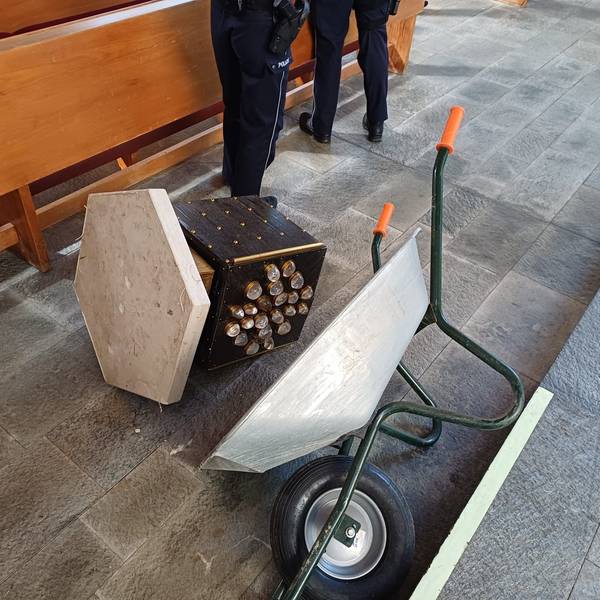 Neben einer umgekippten Schubkarre liegt ein Tabernakel auf dem Boden.