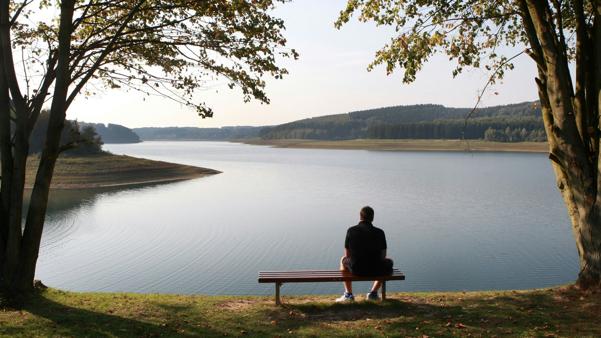 An der Großen Dhünn-Talsperre können Radfahrer und Radfahrerinnen den Weitblick genießen. (Archivbild)