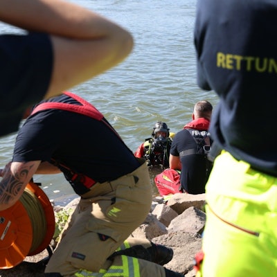 Ein Taucher und weitere Kräfte von Feuerwehr und Rettungsdienst sind am Rhein im Einsatz. Nach einer vermissten Person haben Rettungskräfte in Köln gesucht.