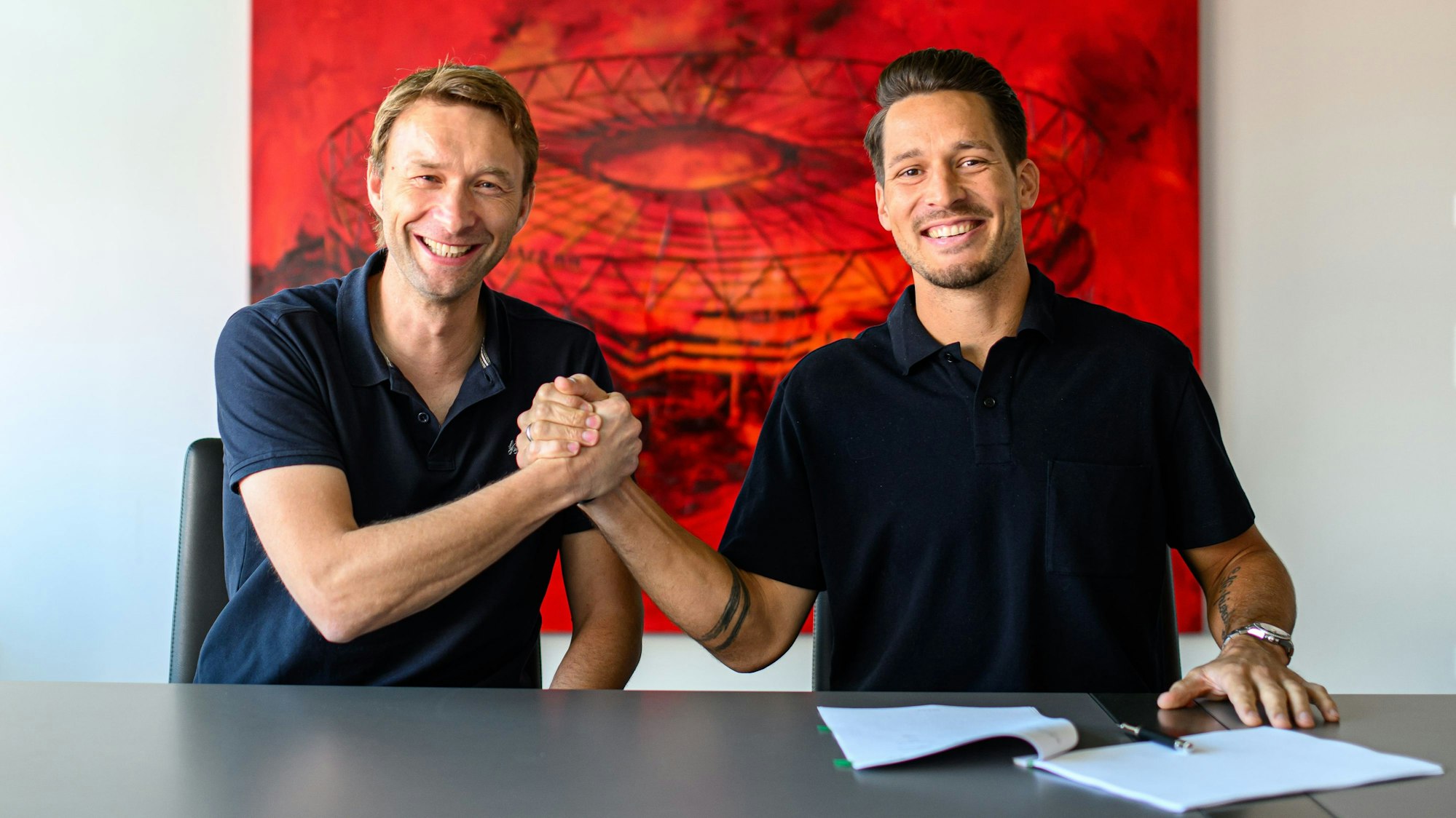 Janis Blaswich (rechts) mit Leverkusen Sportgeschäftsführer Simon Rolfes