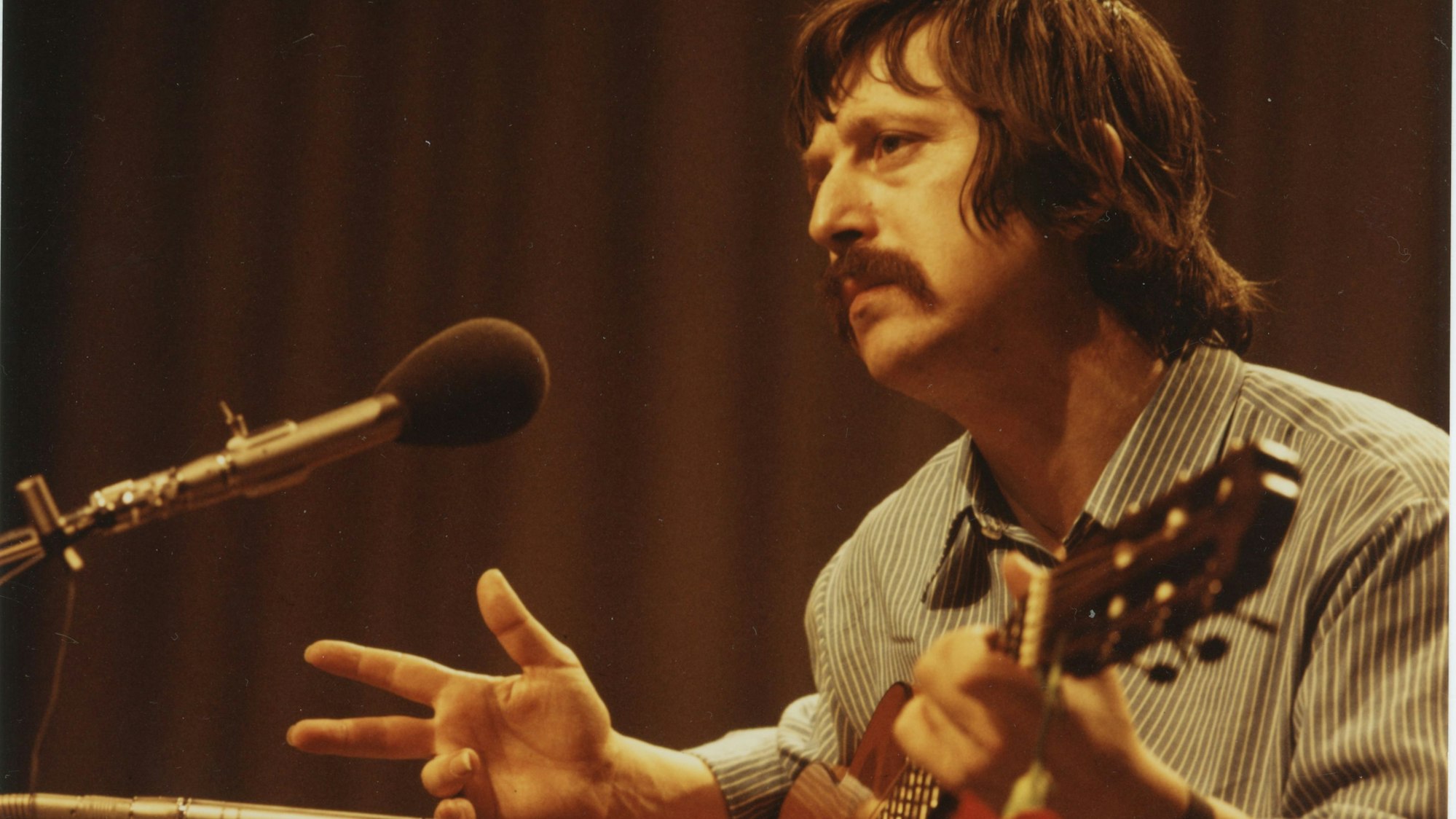 Wolf Biermann spielt in der Sporthalle